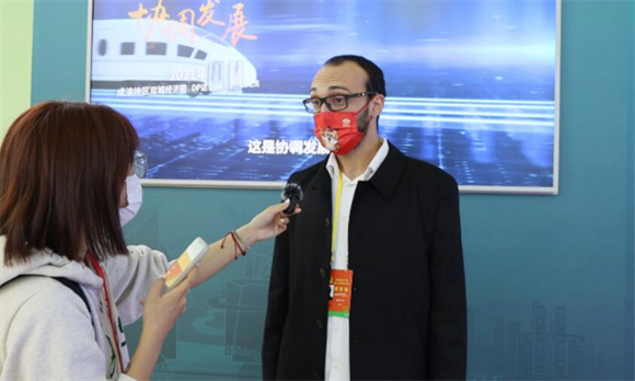 1外国记者接受华龙网-新重庆客户端记者采访。市展览办供图
