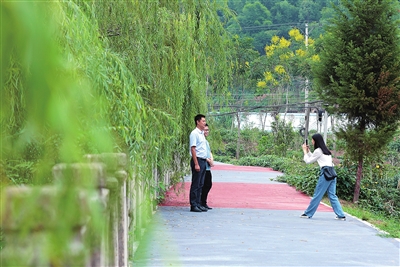大观镇观音岩社区，居民在风景如画的乡村漫道上拍照打卡。记者 向成国 摄