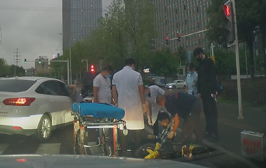 3小蒋由120急救人员送往医院诊治。重庆沙坪坝警方供图