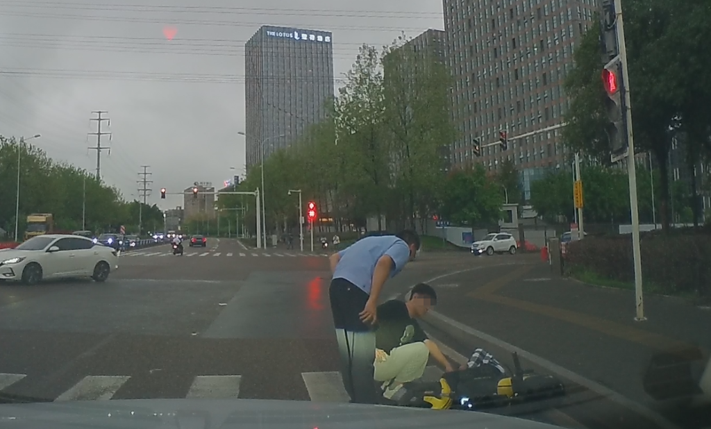 民警查看小蒋的伤情。重庆沙坪坝警方供图