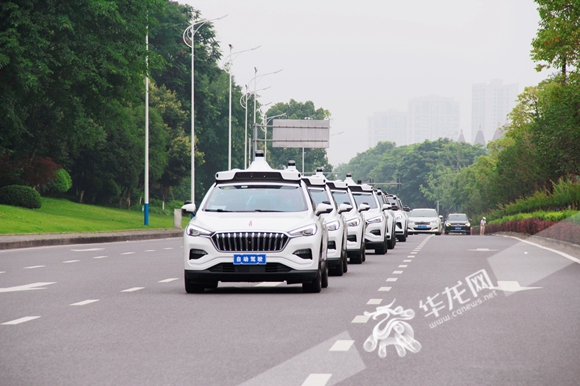2022年6月9日，14辆百度自动驾驶轿车从永川区体育馆驶出。华龙网-新重庆客户端 张颖绿荞 摄