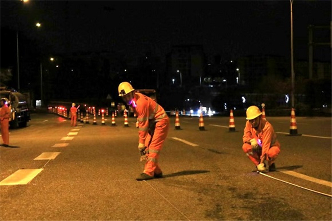 设施维护人员根据现场情况对不同病害路面进行标记、放线。重庆市市政设施运行保障中心供图 华龙网发