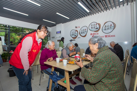 社区居民在鱼嘴镇鱼城社区食堂用餐。林豪  摄