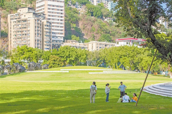市民在草地上游玩。