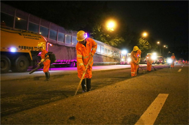 设施维护人员对铣刨路面进行清理、清洁。重庆市市政设施运行保障中心供图 华龙网发