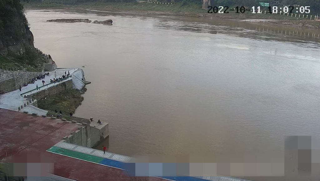 3走到江边的小伍，继续往水边走。重庆北碚警方供图