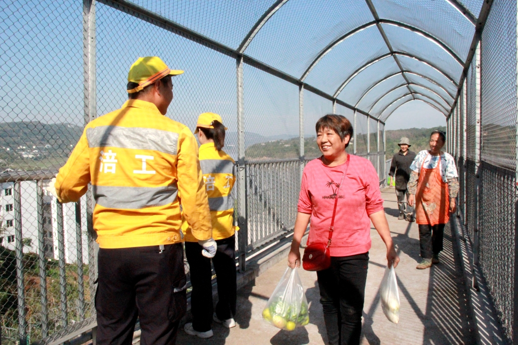 A residents living in Linshi Town, Fuling District met the railway workers. (Picture provided by the Fuling construction section)