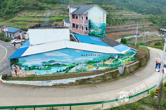 2法治墙绘是长连村一道美丽的风景。华龙网-新重庆客户端 沈杨 摄