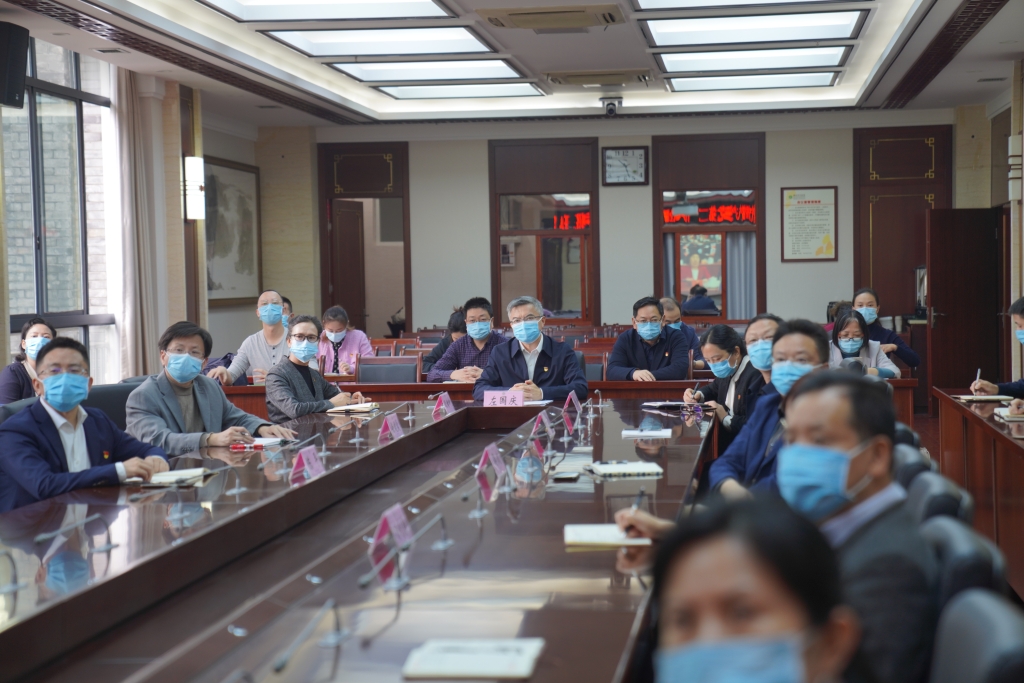 重庆市中医院干部职工集中观看中国共产党第二十次全国代表大会开幕会直播。医院供图