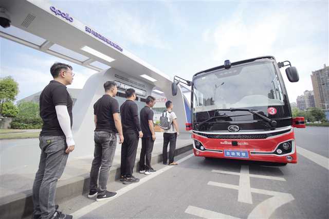 百度无人驾驶公交车在永川商业化运营。永川区委宣传部供图