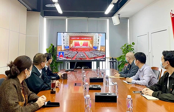中欧班列（渝新欧）组织党员代表观看中国共产党第二十次全国代表大会开幕会直播。渝新欧公司 供图