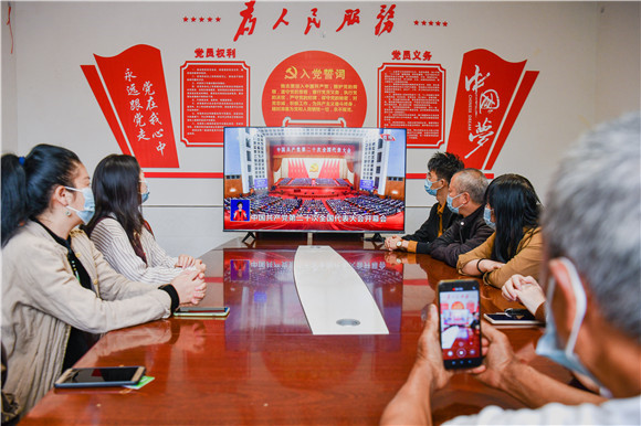 10月16日，永城镇中华村台子上党小组活动中心，党员群众自发聚在一起，观看党的二十大开幕会直播。通讯员 陈星宇 摄