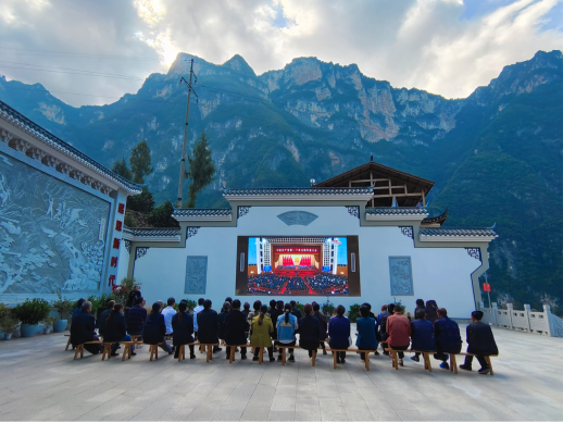 下庄村组织干部群众观看中国共产党第二十次全国代表大会开幕会直播。通讯员 匡敏 摄