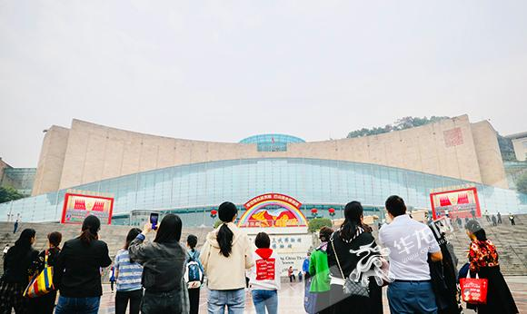 Citizens were watching a live broadcast of the opening of the 20th CPC National Congress in front of Three Gorges Museum in Yuzhong District, Chongqing.