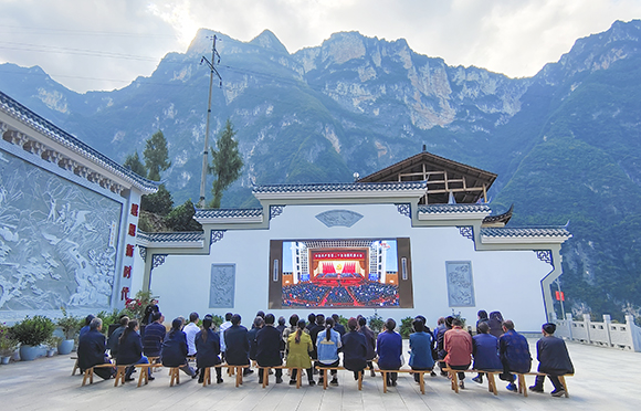 The cadres and masses in Xiazhuang Village, Zhuxian Township, Wushan County were watching a live broadcast of the opening of the 20th CPC National Congress. (Photographed by Kuang Min)