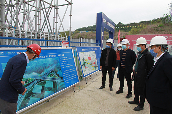 2人大代表详细了解在建项目施工情况。通讯员 杨彦 摄