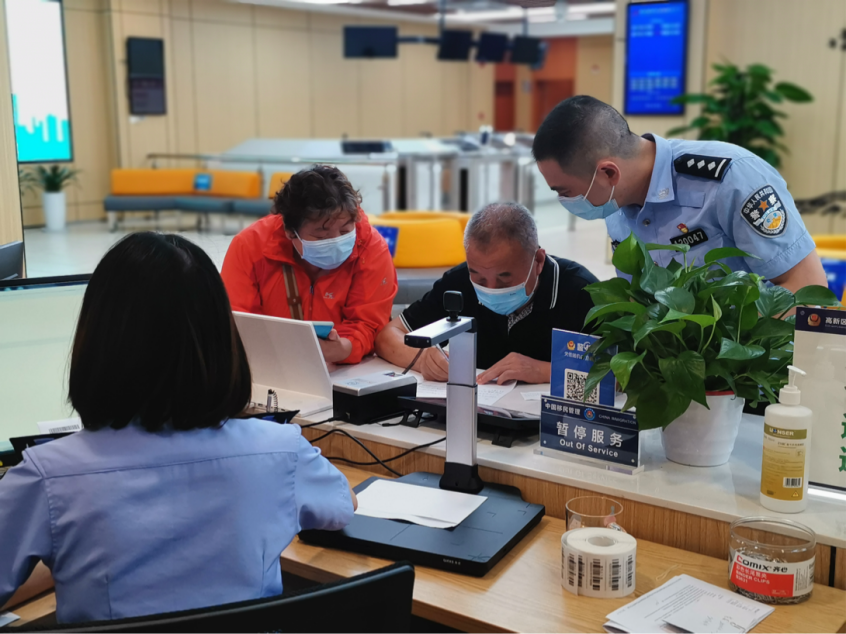 重庆公安出入境部门推行“加急办、贴心办、简约办”等便民惠企措施。重庆警方供图