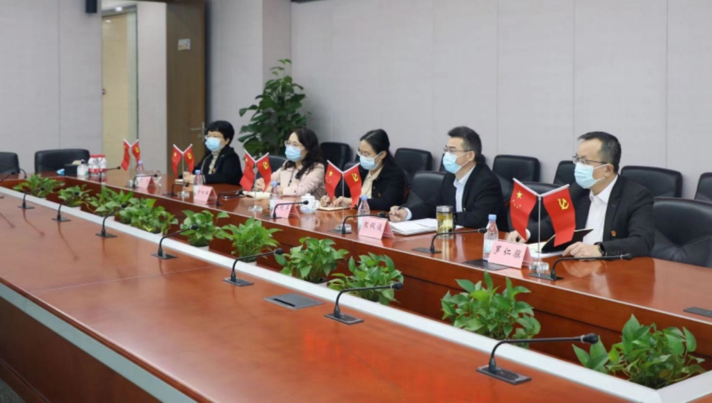 重庆土交所公司党委领导班子收看党的二十大开幕会直播。重庆土交所公司供图