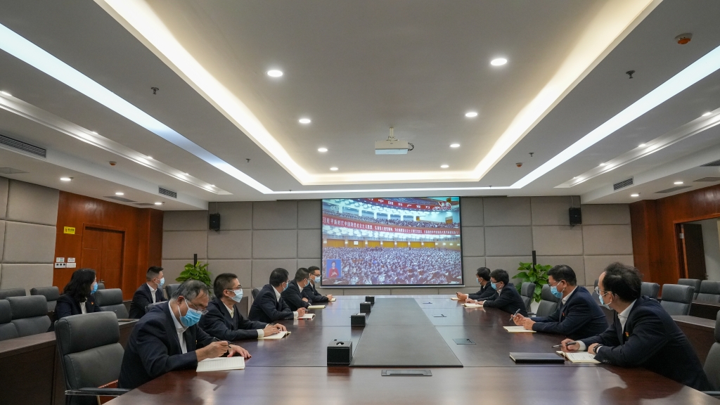重庆公交集团组织干部职工集中观看党的二十大开幕会直播。
