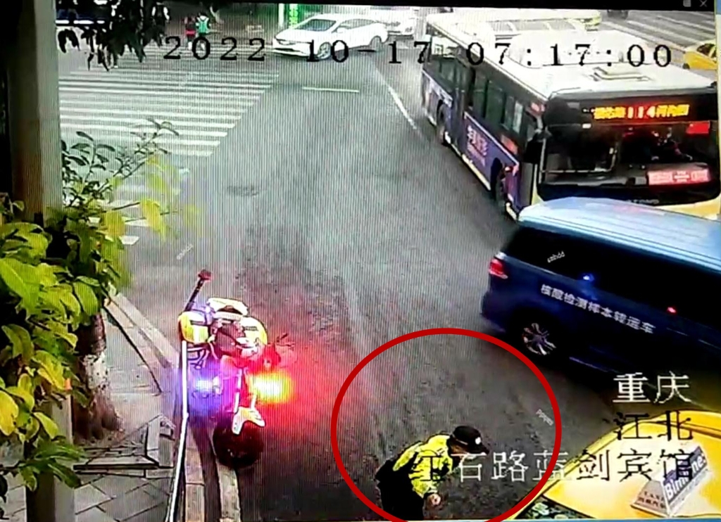 1早高峰时刻，路上较为拥堵，出租车驾驶员黄师傅请求骁骑队员开道护送。重庆江北警方供图