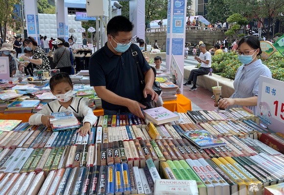 市民在消费节上选购图书。华龙网-新重庆客户端记者 王庆炼 摄