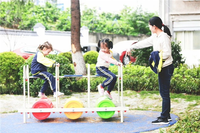 A citizen was playing with her children in the Shuxiang Community sports and cultural park. (Photographed by Huo Lv)