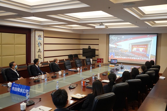 重庆水务集团组织各单位各级党组织收看党的二十大开幕会直播。受访单位供图
