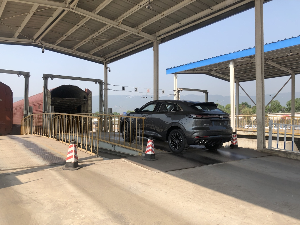 The first train specialized for cross-border commodity vehicles leaving for Kazakhstan was opened in Yuzui Station. (Picture provided by Yuzui Station)