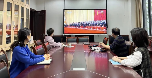 四川外国语大学收看中国共产党第二十次全国代表大会开幕会现场。四川外国语大学供图