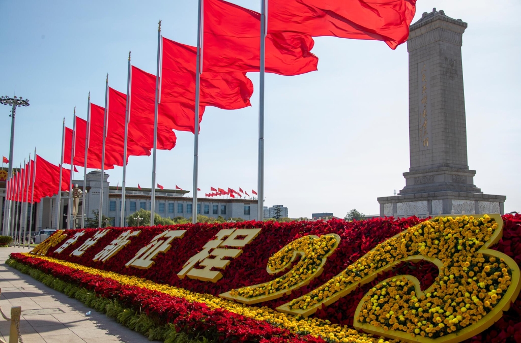 2022年10月16日，北京，中国共产党第二十次全国代表大会开幕，人民大会堂外红旗飘扬。图片来源：视觉中国