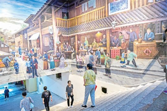 南岸区弹子石石桥社区，一幅反映百年前山城重庆人民生活的巨型壁画走红网络。南岸报记者 崔景印 摄