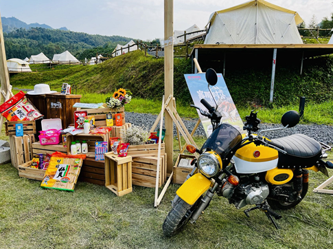 赛那时光雪山营地现场摆放的零食玩具。华龙网-新重庆客户端 许川摄