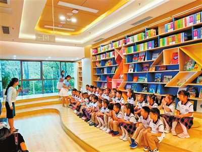 江北区图书馆鸿恩寺馆多功能厅，小读者在读书活动上，乐享趣味时光。资料图
