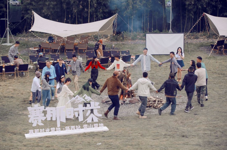 用餐前篝火旁互动。广汽丰田供图 华龙网发