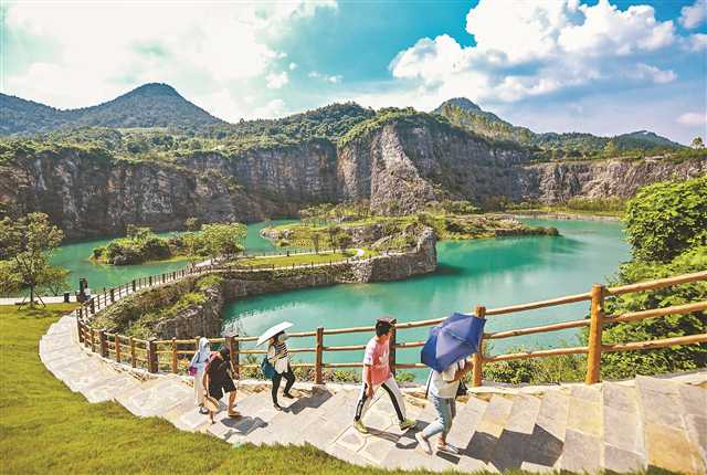 Under the cliffs in Kuangshan Park on the Tongluo Mountain in Yubei, the blue lake has attracted numerous tourists. (Photographed by Long Fan / Visual Chongqing)