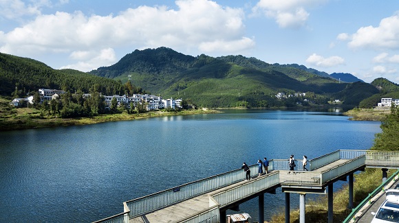 游客在明月山·百里竹海竹风湖游玩。通讯员 向成国 摄