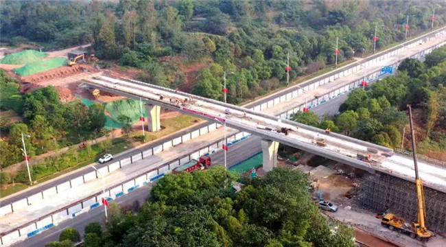 重庆市域快线璧铜线上跨龙腾大道桥梁主体工程完工。铜梁区委宣传部供图 华龙网发