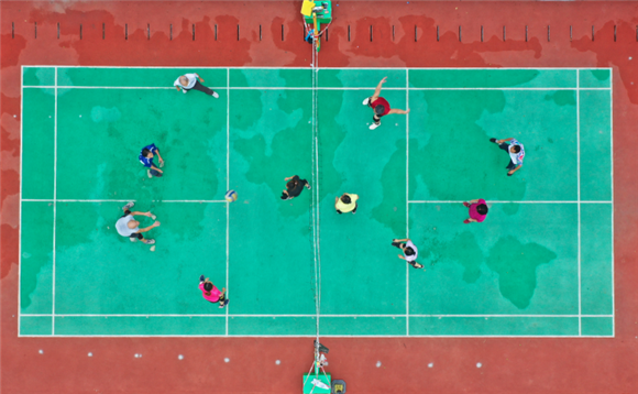 The crowd is playing basketball on the football field. (Photographed by Fang Xia)