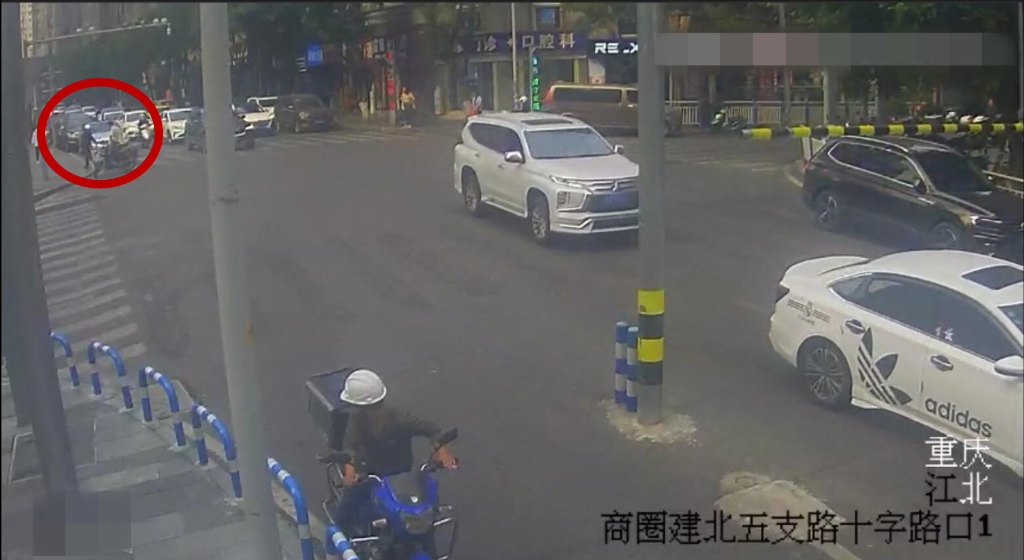 3杨路与路人合力将小伙抬到人行道。重庆江北警方供图