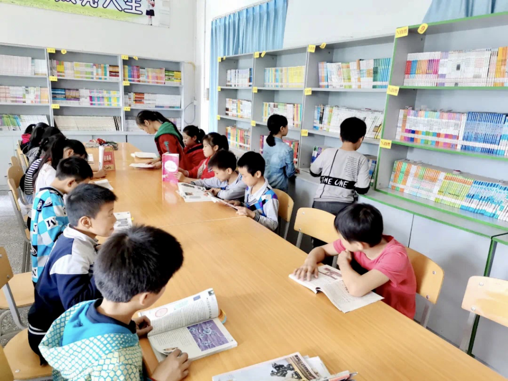 读书的孩子们。重庆市教委供图