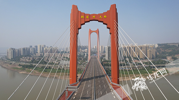 红岩村大桥是重庆首座高低塔路轨两用钢桁粱斜拉桥。华龙网-新重庆客户端 首席记者 李文科 摄