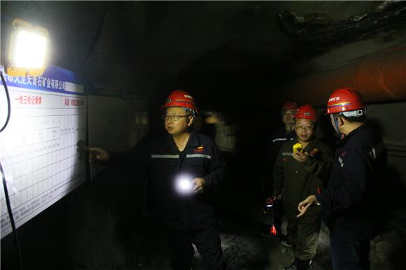 2矿井下检查安全隐患。特约通讯员 邓小强 摄