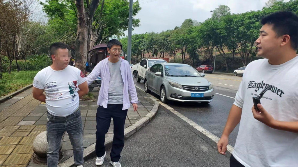 3民警抓获犯罪嫌疑人杨某某。重庆沙坪坝警方供图