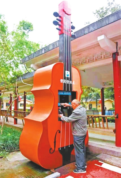 小提琴造型的直饮水机。记者 张永香 摄