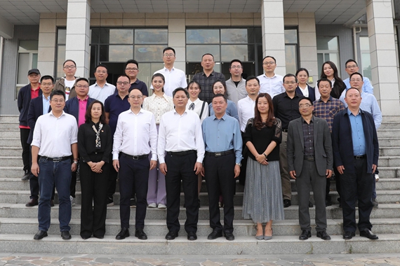 6合影留念 学校供图 华龙网发