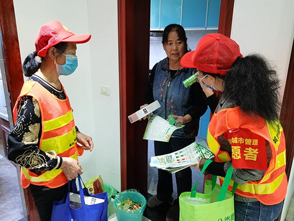 巾帼志愿者进家庭开展垃圾分类宣传。通讯员 陈彦琴 摄