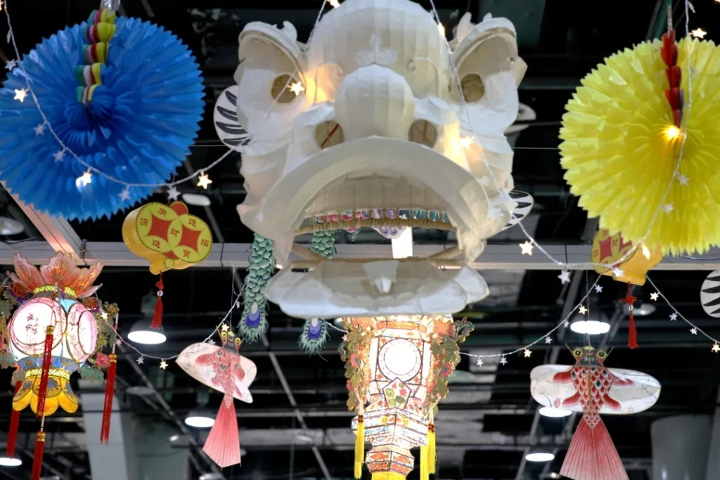 Traditional Chinese handmade paper crafts such as paper flowers, colorful lion heads, paper lanterns and kites. (Picture provided by Chongqing Science and Technology Museum)