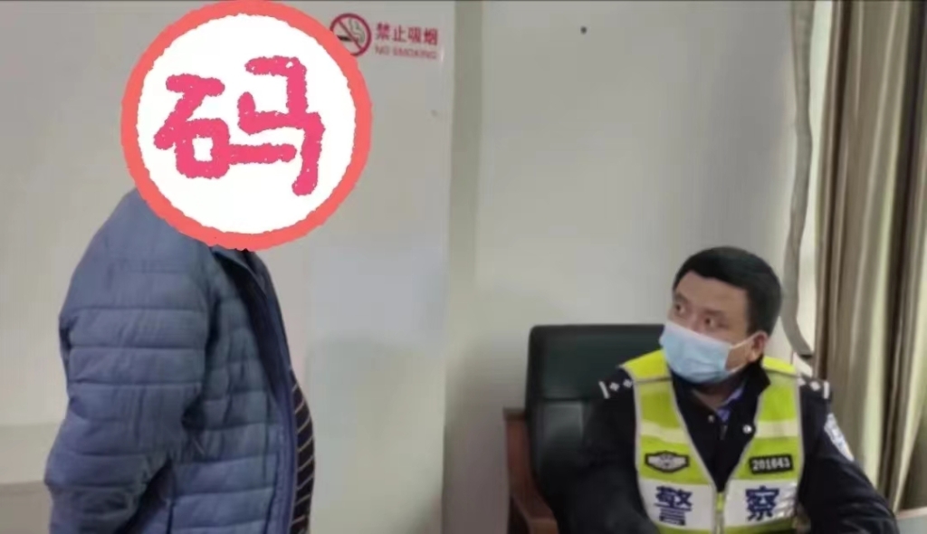 1涉事公交车驾驶员宋某接受警方处理。重庆合川警方供图