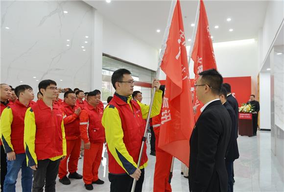 3重庆高新区改革发展局相关负责人为服务队授旗。雷鸣 摄