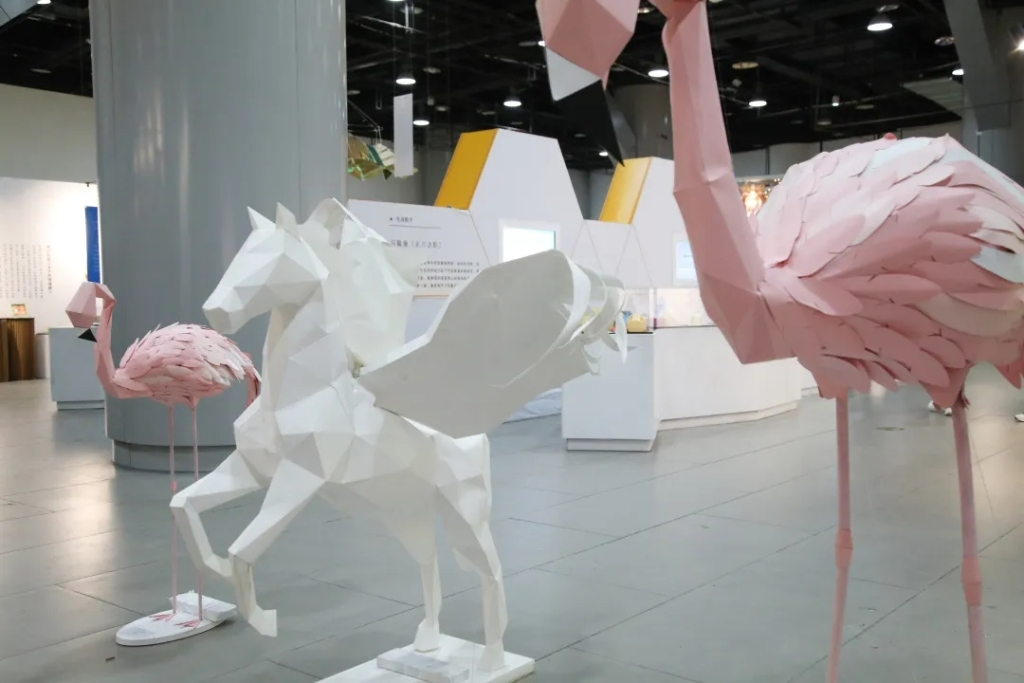 Works of paper-folding like flamingo and flying horse, embodies the combination of science and craft. (Picture provided by Chongqing Science and Technology Museum)